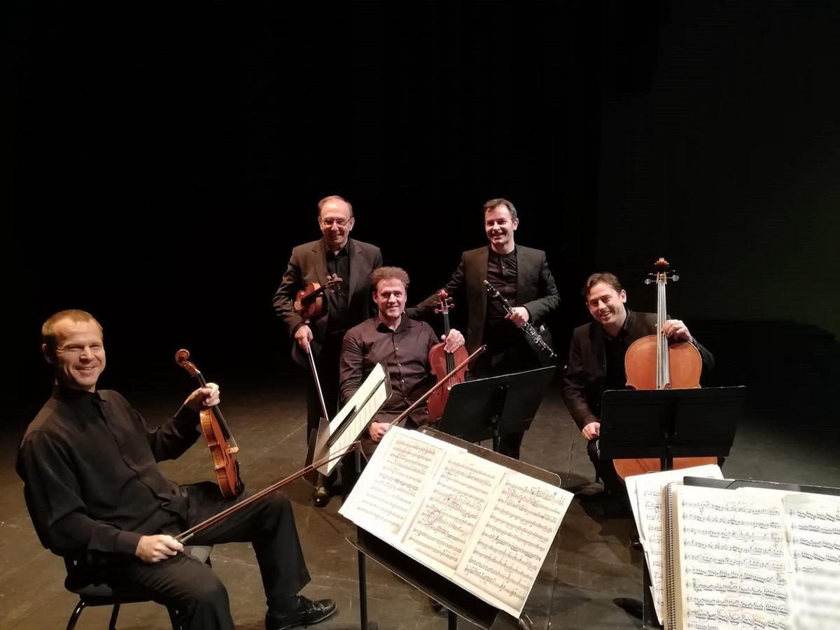 El cuarteto de cuerda y el clarinetista Carlos Casanova, del grupo Solistas Valencia en un concierto.