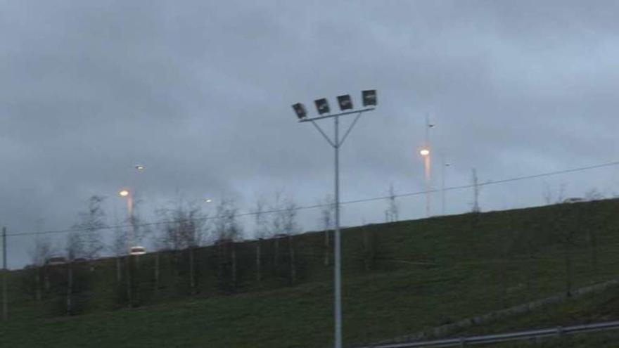 Niños de uno de los equipos, entrenando sin luz.