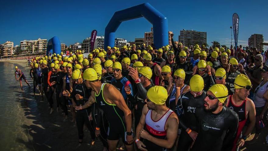 Salida del sector de natación de la XIV edición del Triatló Ciutat de Palma disputado en mayo del año pasado.