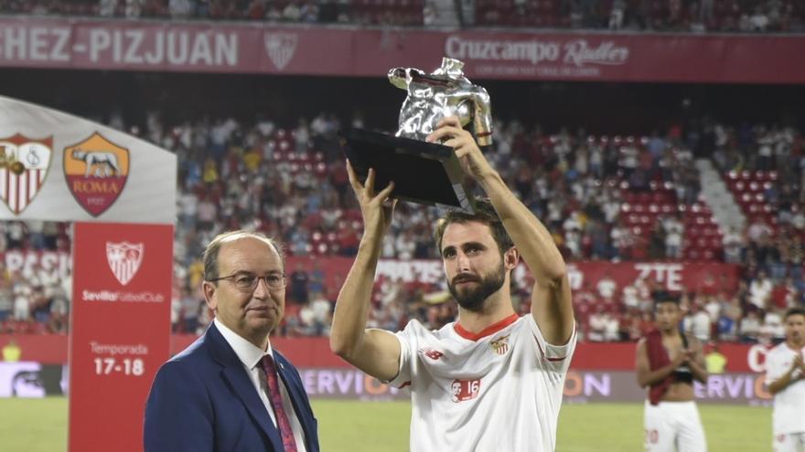 Pareja levanta el Trofeo Antonio Puerta. / Sevilla FC