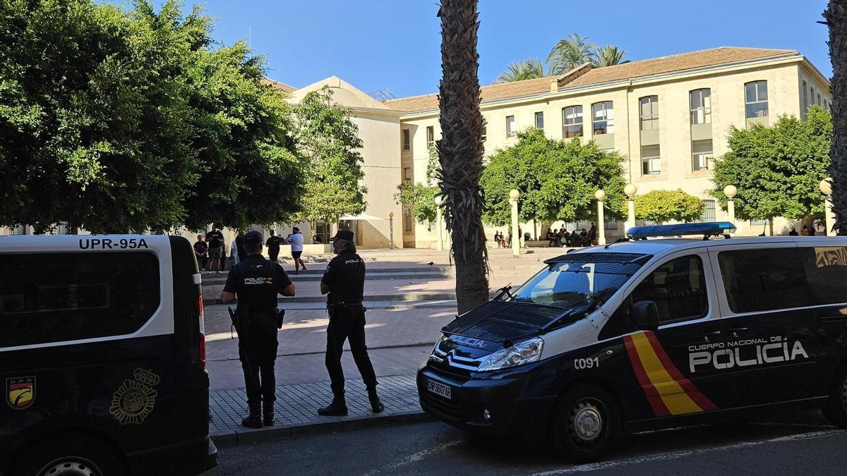 Dispositivo policial en el Palacio de Justicia de Alicante cuando fueron detenidos los menores y acudieron numerosos familiares.