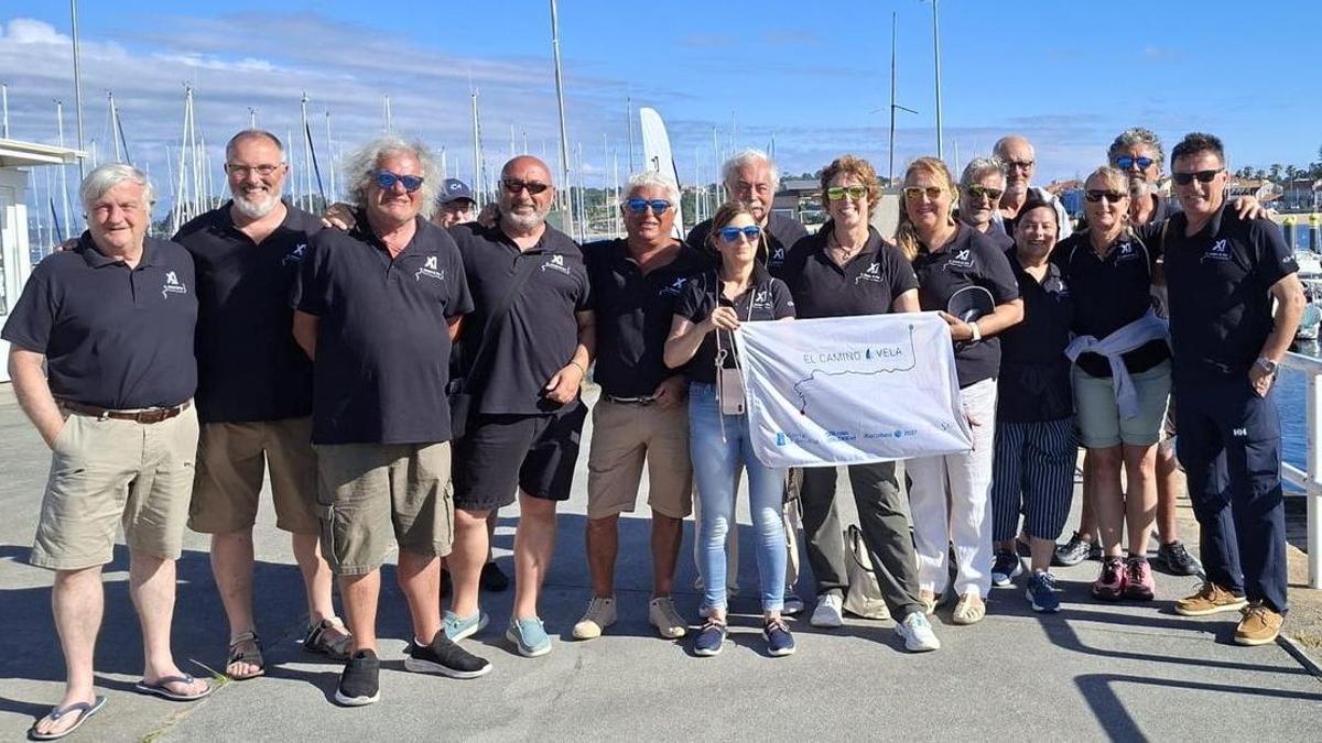 Peregrinos que participan no Camiño a Vela no porto da Pobra do Caramiñal.