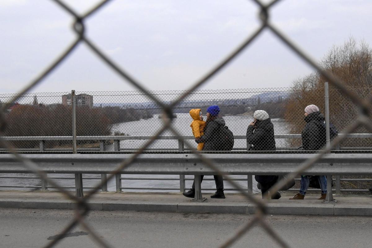 Refugiados ucranianos cruzan la frontera con Moldavia en Palanca.