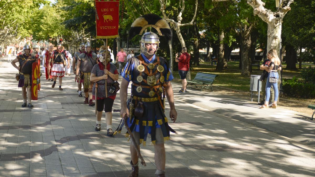 La Legio XI Victrix desfilando por los jardines de la Mota.