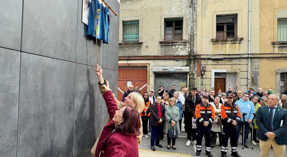 Santa Díaz y Carmen Risquete, madre y esposa de Álvarez, descubren la placa con el nombre de la plaza.  | D. O.