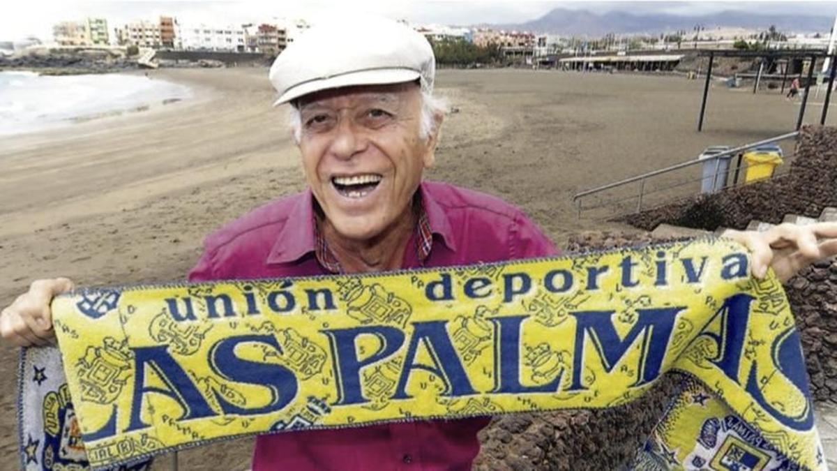 Segundo Almeida García posa con una bufanda de la UD Las Palmas, en el paseo de la playa de Melenara, con motivo de una entrevista para este medio en mayo de 2013.