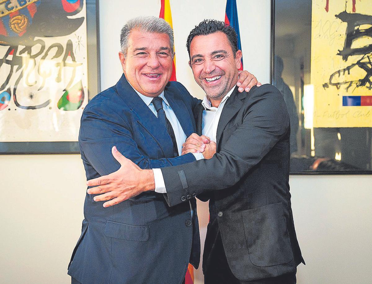 Joan Laporta y Xavi Hernández.