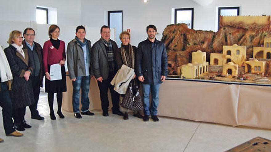 Las autoridades, con los autores del belén que puede verse en el Cuartel General Luque.