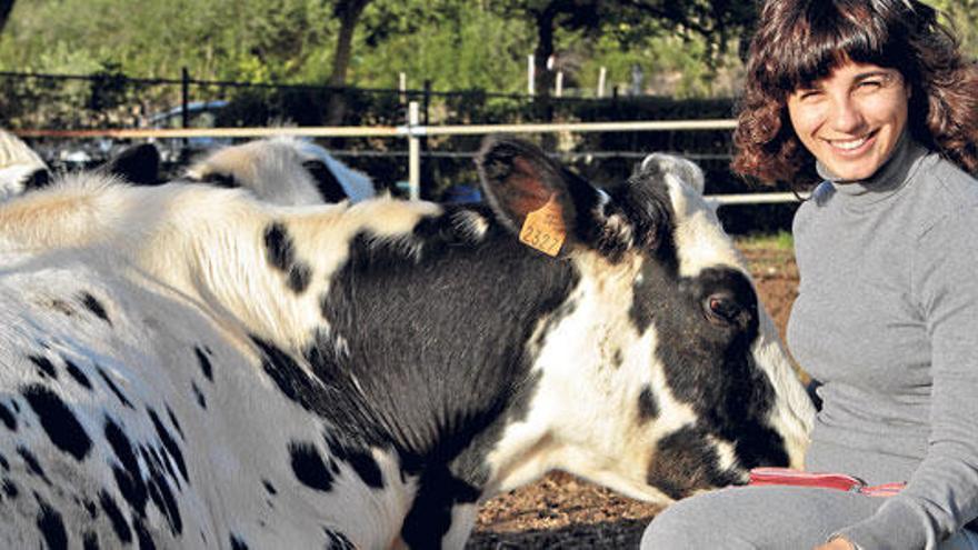 Mercè Bibiloni mit ihren Kühen auf der Finca in der Nähe von Costix.  Foto: Nele Bendgens, Privat