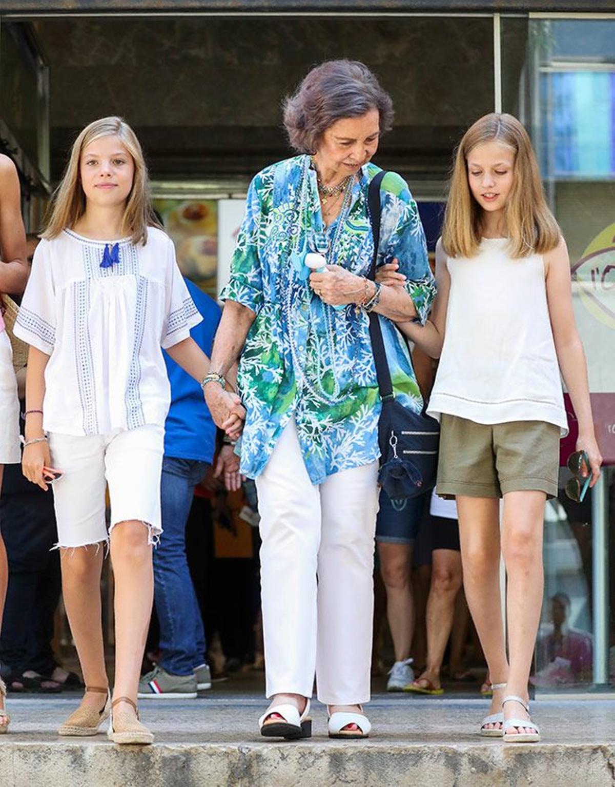 La reina Sofía con un conjunto 'sport' de pantalón y camisa