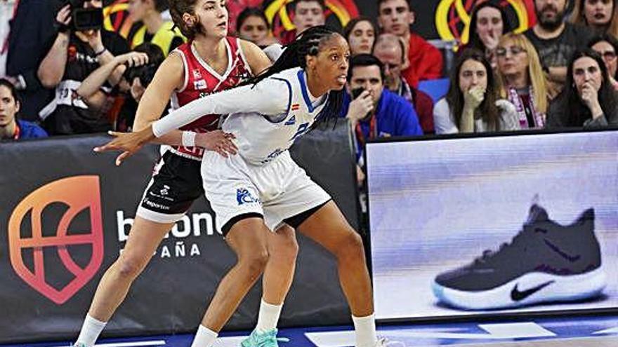 Adaora Elonu, defensada per Rosó Buch en la darrera final de Copa a Vitòria.