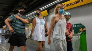 Usuarios en el andén de la estación de la Barceloneta (L-4).