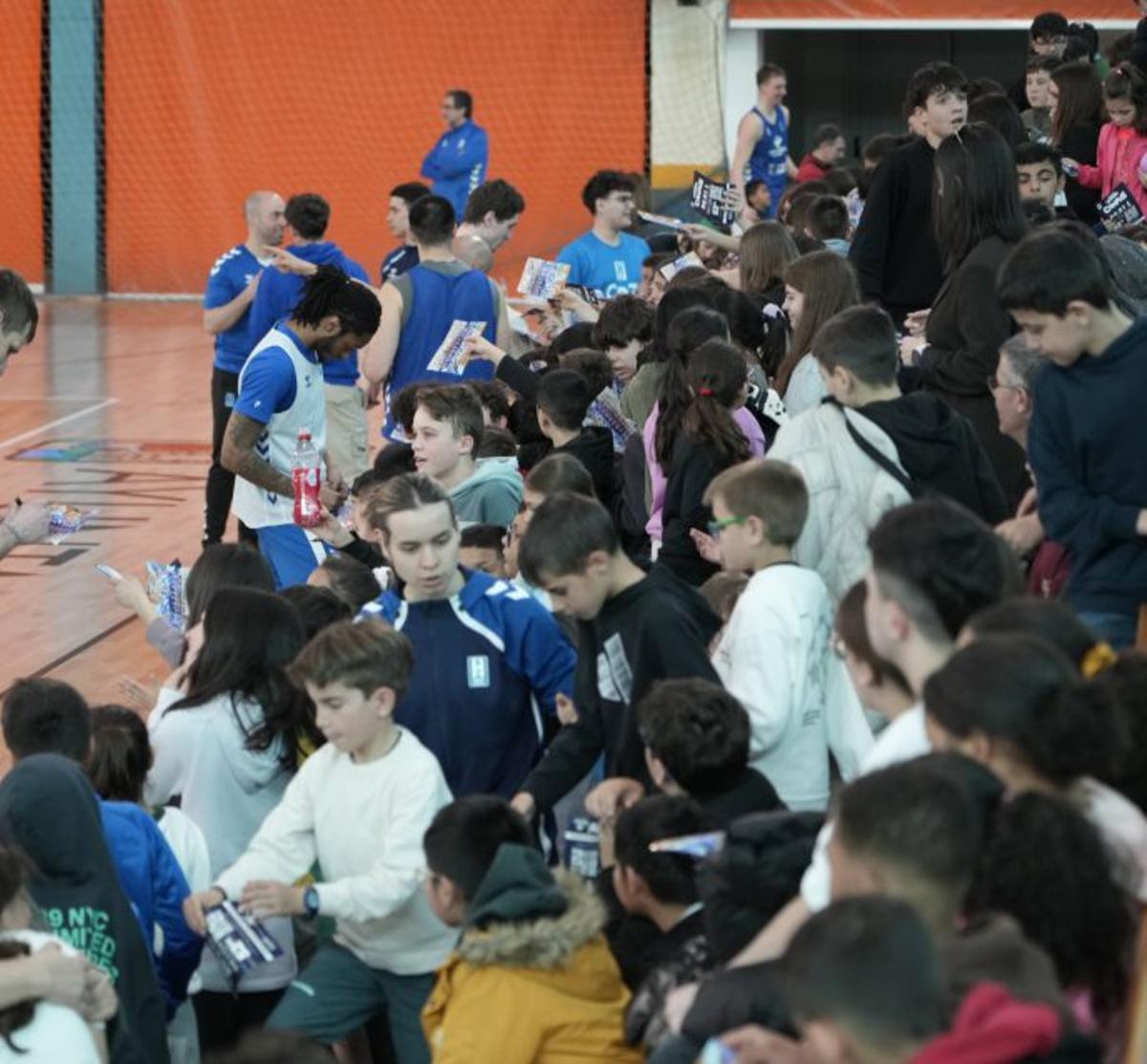 Los jugadores no pararon de firmar autógrafos.