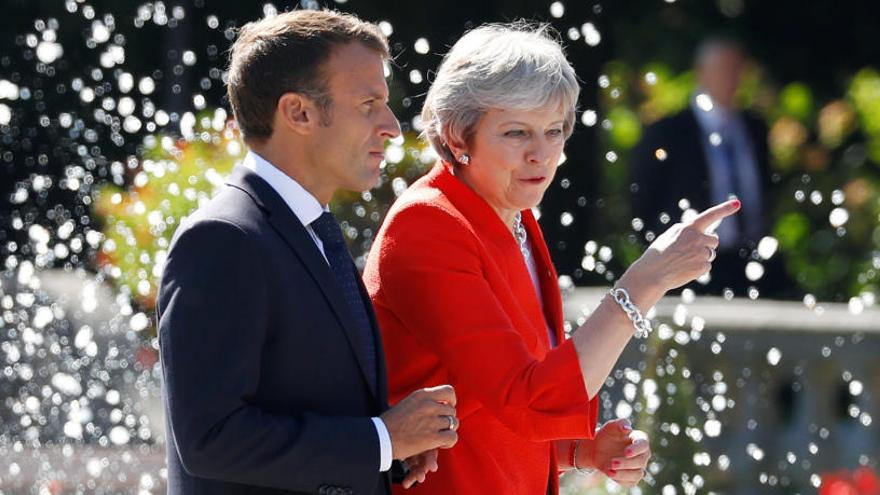 Theresa May y Emmanuel Macron, en la cumbre de Salzburgo.