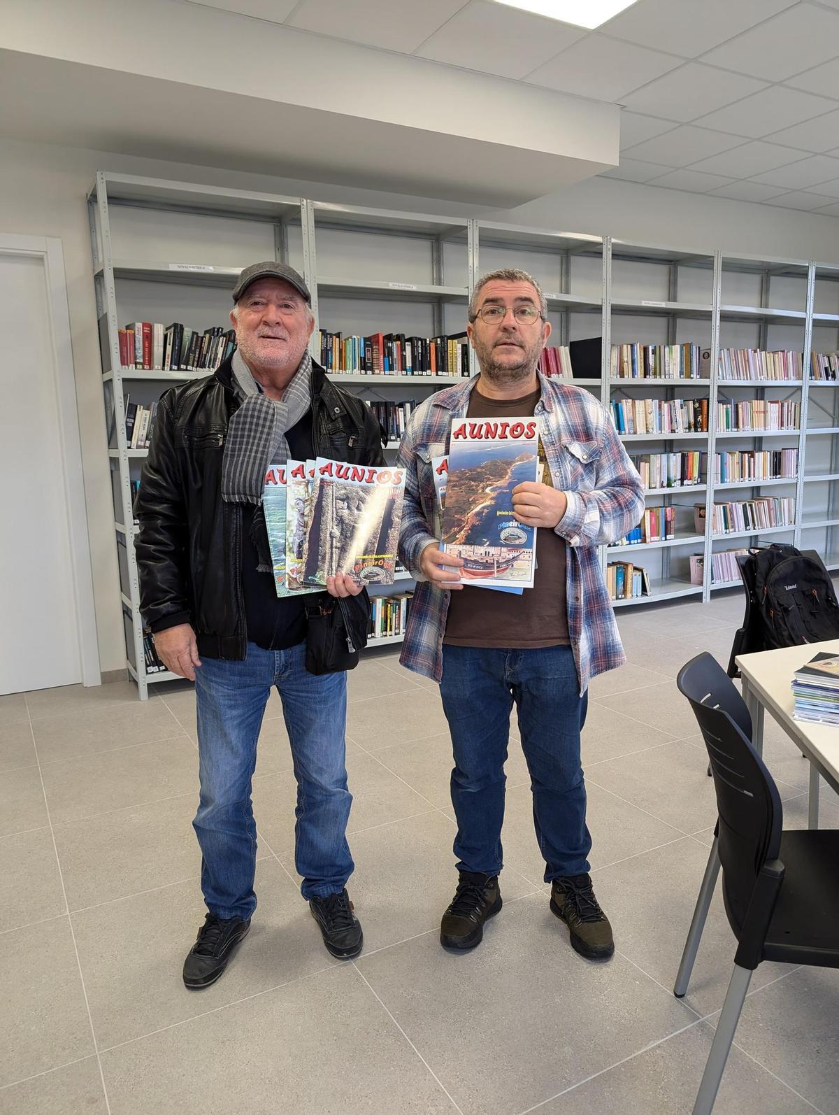 Tino Pardellas (izquierda) con varios números de «Aunios» en sus manos.