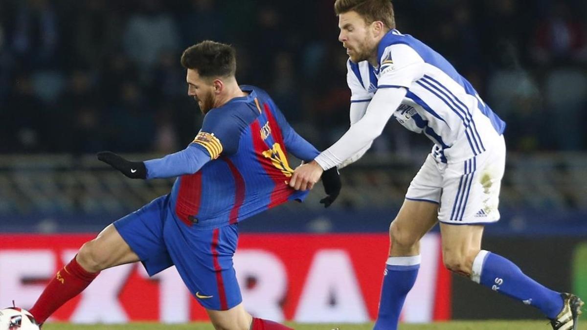 Illarramendi agarra a Messi por la camiseta en la jugada que le costó la tarjeta amarilla.