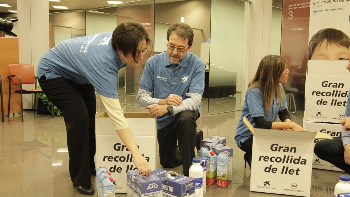 Voluntarios de la campaña de recogida de leche de la Obra Social La Caixa.