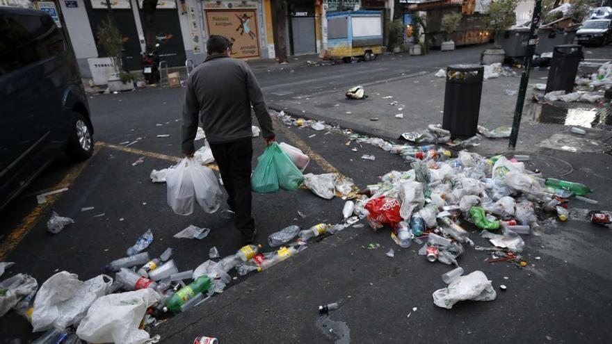 Basura acumulada durante una noche en Fallas.