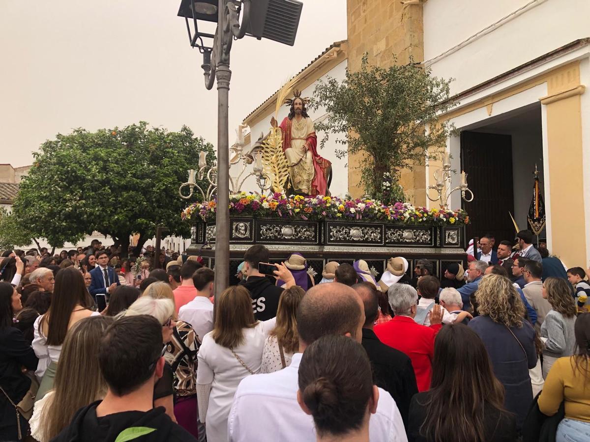 Salida de la Borriquita de Posadas de la parroquia de Santa María de las Flores.