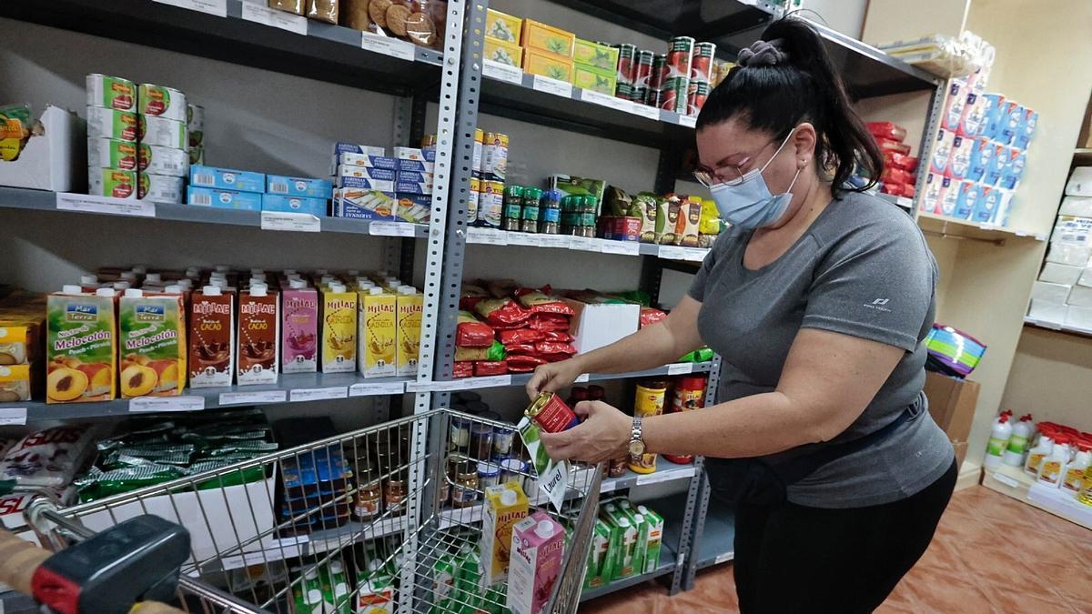 Una colaboradora del comedor de La Milagrosa, en Santa Cruz de Tenerife, en el economato de esta obra social.