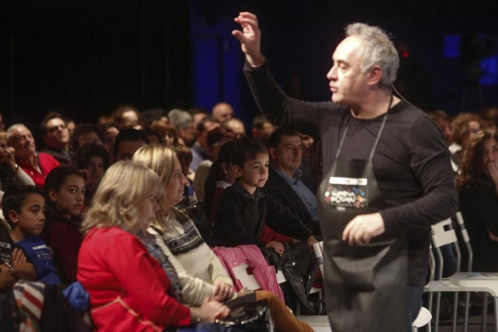 Ferran Adrià cocinando con varias familias en el centro Niemeyer de Avilés