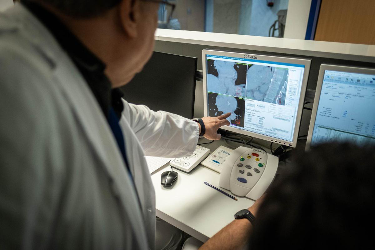 Claudio Fuentes, jefe de servicio del Hospital de Candelaria, señala el tumor de un paciente que usa el acelerador lineal.