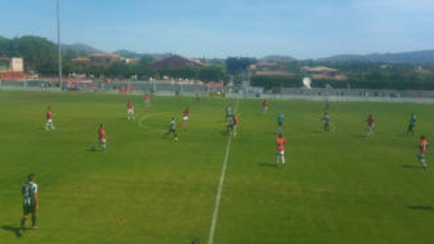 Ein Arbeitssieg, vom Wind erschwert, unansehnlich: Real Mallorca beim Spiel gegen Peralada.