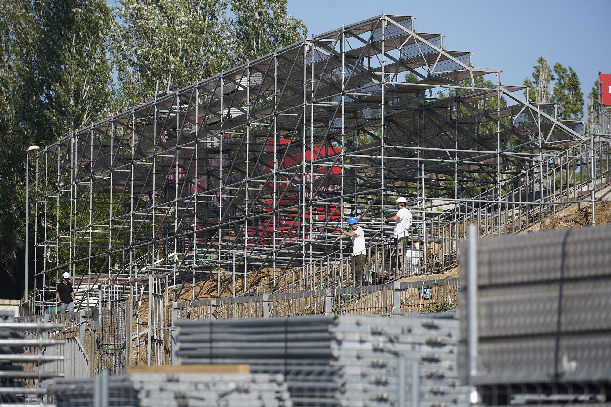 La instal·lació de la graderia supletòria del Gol Nord a Montilivi