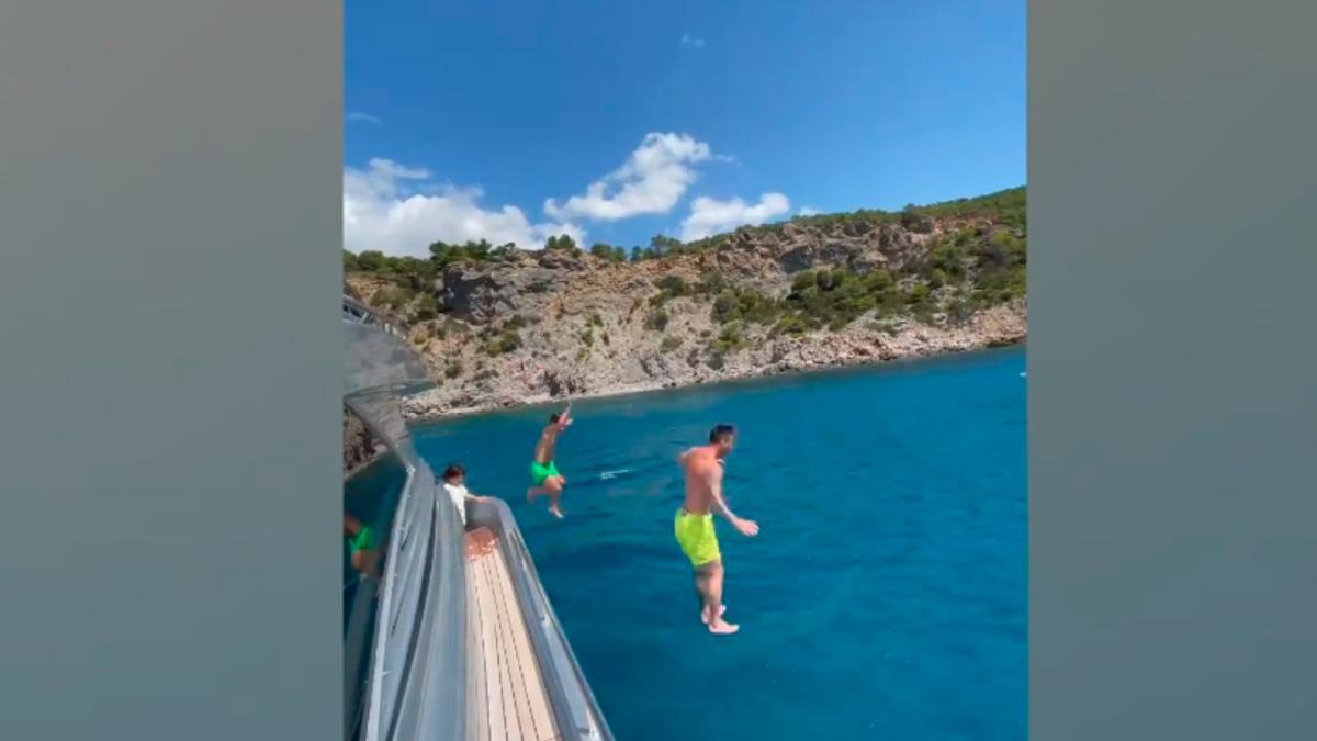 ¡Al agua patos! Messi sigue en Ibiza junto a su familia a la espera de firmar su renovación