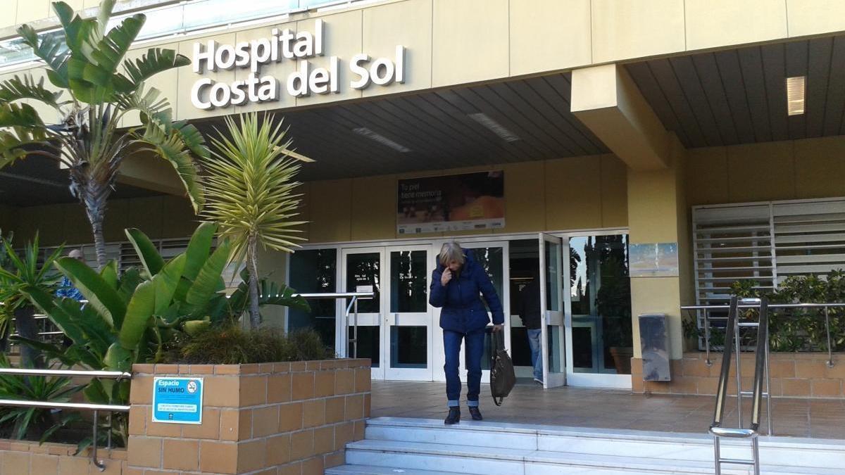 Un paciente sale del Hospital Costa del Sol de Marbella.
