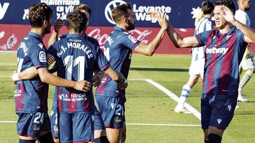 Los jugadores del Levante celebran un gol.