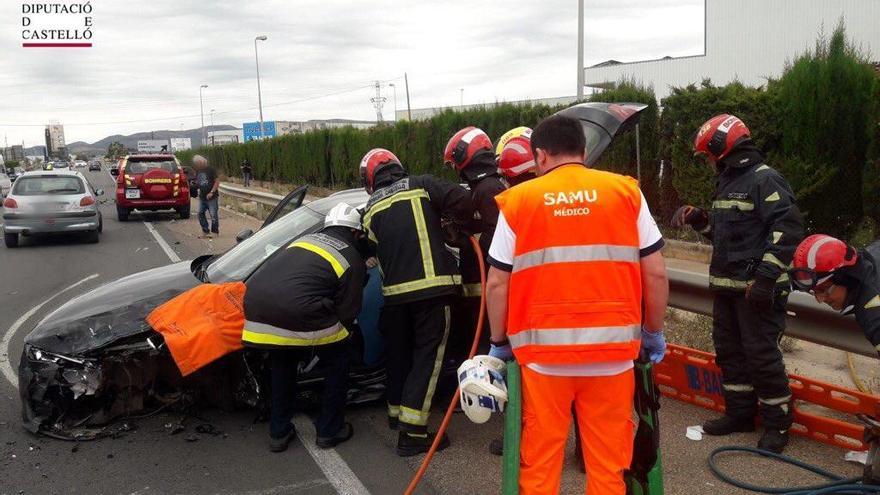 Bomberos trabajando en la excarcelación de uno de los conductores.