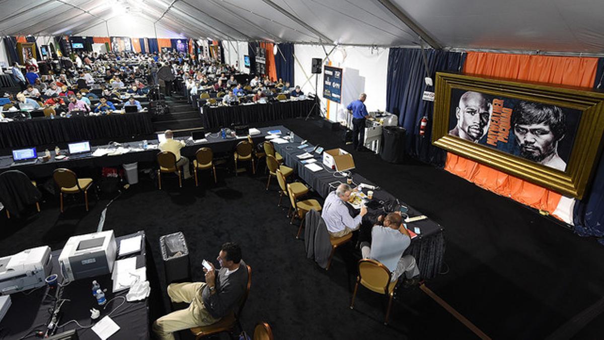 Varios periodistas, trabajando en la carpa de prensa situada junto al MGM Grand Hotel &amp; Casino de las Vegas, escenario del combate