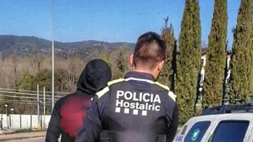 La Policia Local d&#039;Hostalric durant la detenció d&#039;un dels ocupants del cotxe