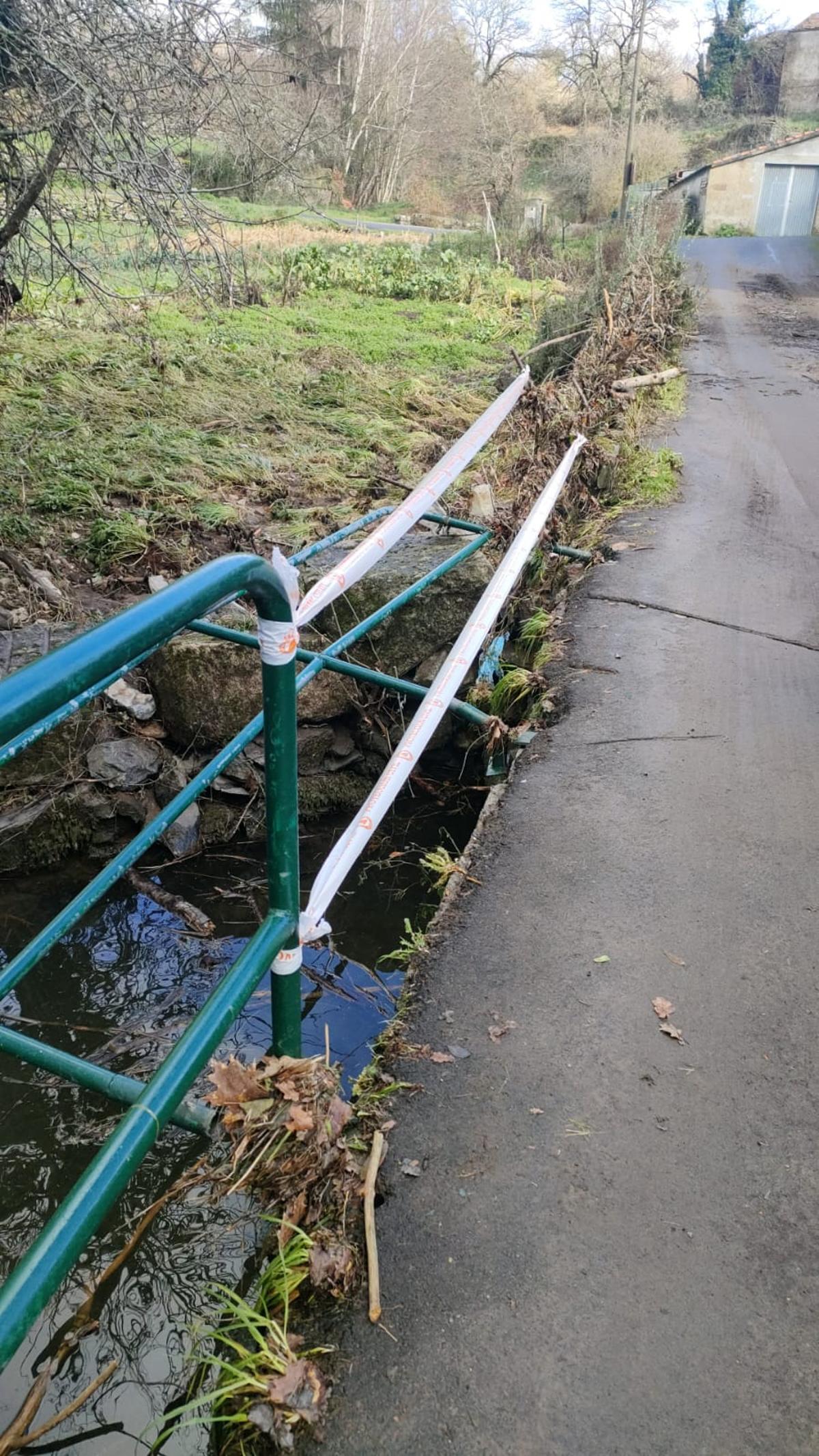 Emerxencias Lalín señalizó la zona de la valla caída en Ponte dos Muiños