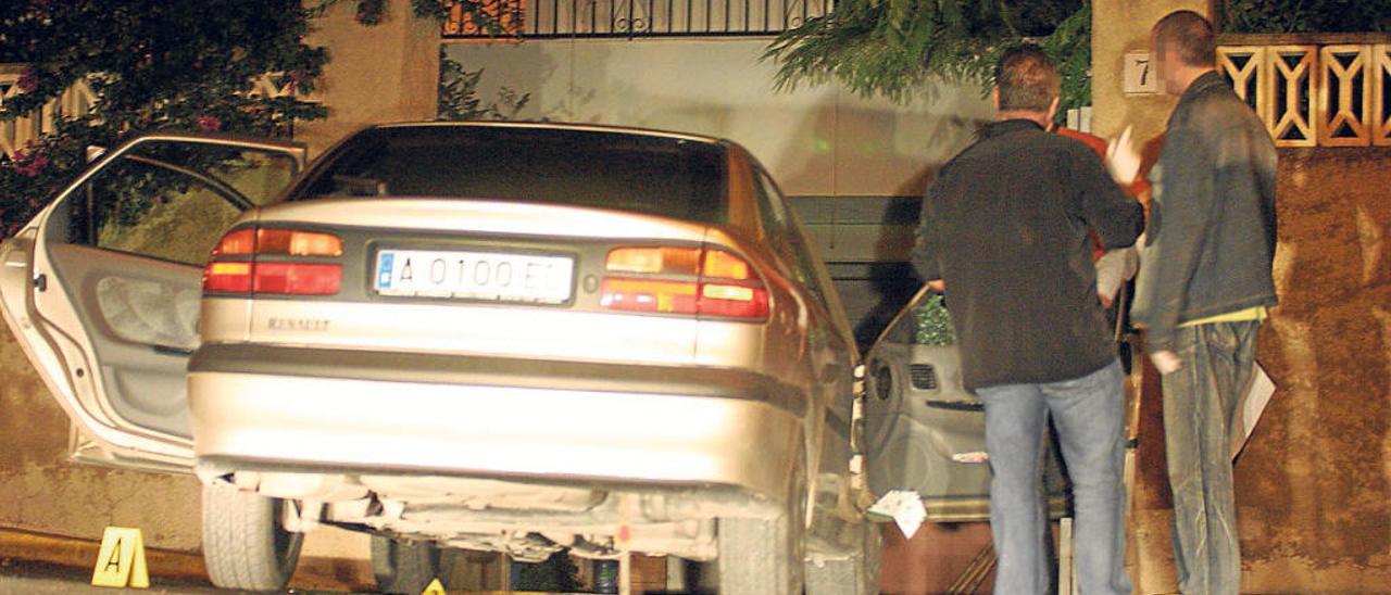 Imagen del coche de Alejandro Ponsoda tiroteado, la noche en que ocurrió el crimen.