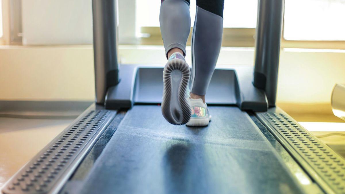 La cinta para correr más vendida de Amazon por su tamaño compacto y diseño alcanza su precio mínimo