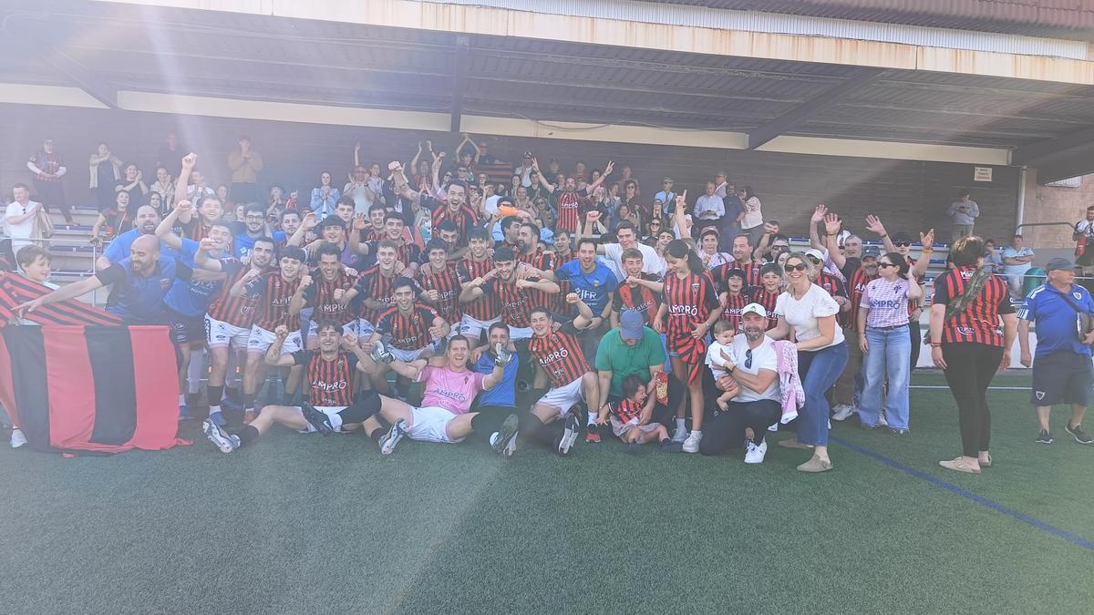 El CD Lalín celebra el ascenso a Tercera RFEF