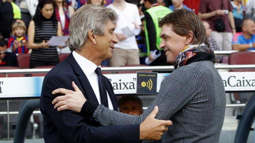 El entrenador del Málaga, Manuel Pellegrini, saluda a su colega del Barça, Tito Vilanova.