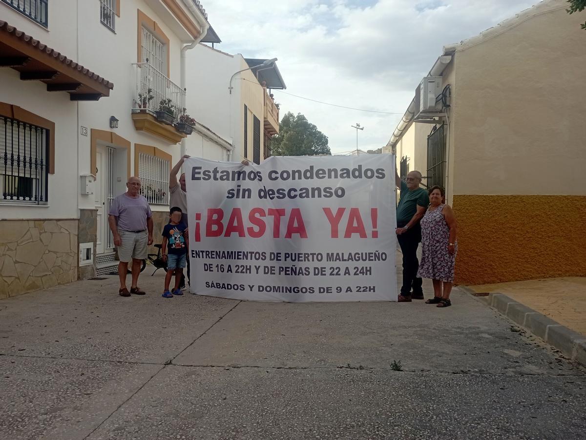 Los vecinos de la calle Dolores Casini han vuelto a denunciar los ruidos que padecen, además de los focos y el riego del campo.