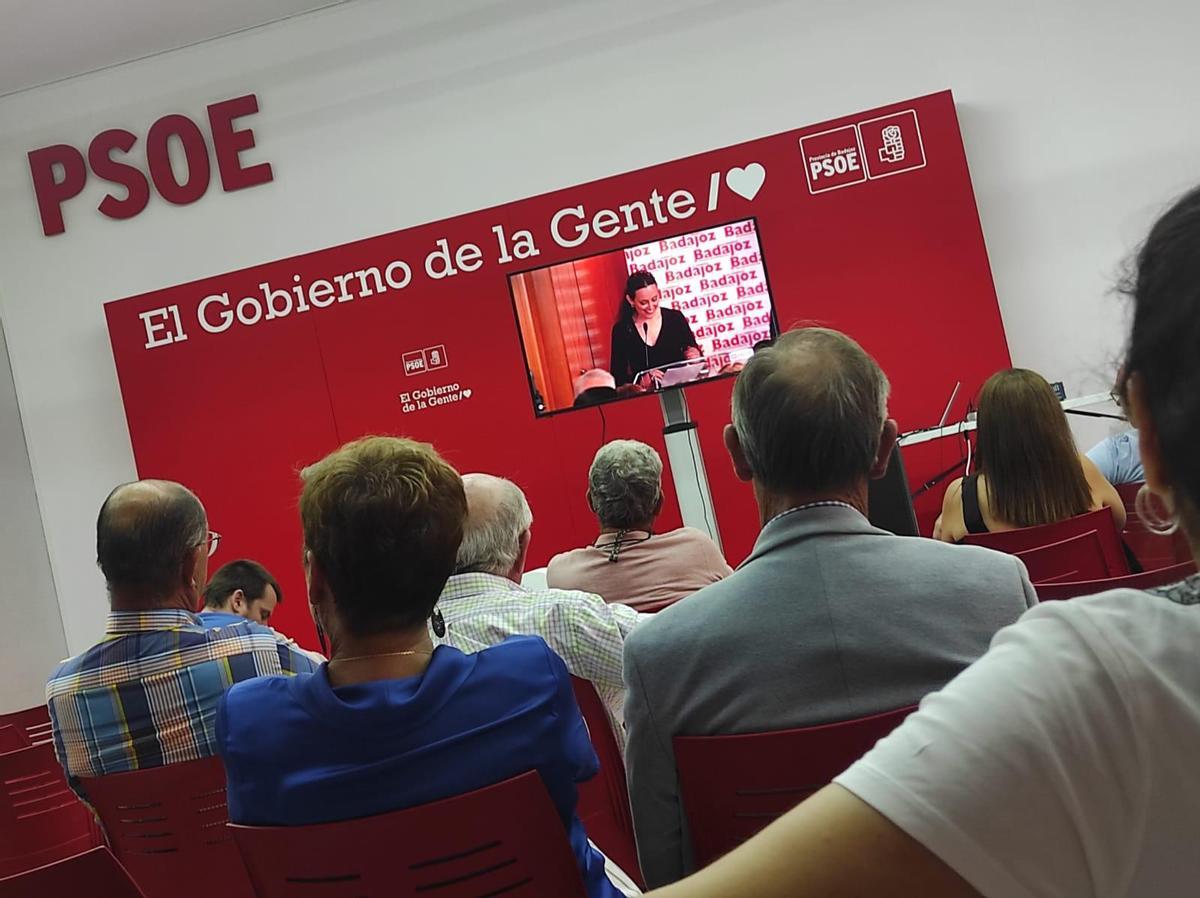Pantalla en la sede del PSOE para seguir el debate de La Crónica.