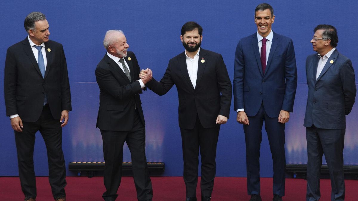 El presidente del Gobierno, Pedro Sánchez, junto a sus homólogos de Uruguay (Yamandú Orsi), Brasil (Luiz Inácio Lula da Silva), Chile (Gabriel Boric) y Colombia (Gustavo Petro), este lunes en la cumbre Democracia Siempre en Santiago de Chile.