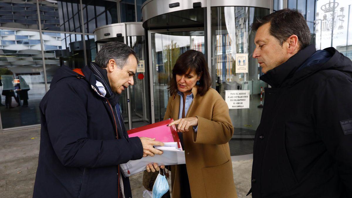 Xavier de Pedro, demandante en el juicio del PAR, junto a Elena Allué.