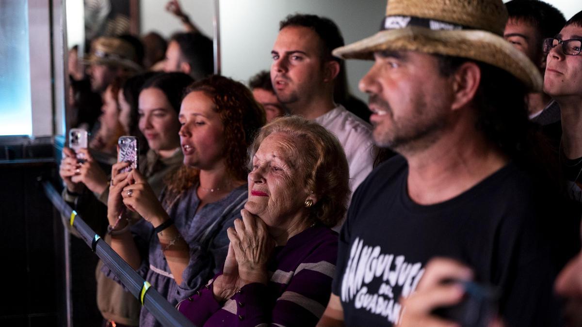 El público cacereño, de todas las generaciones, se entrega a Sanguijuelas del Guadiana en la Sala Matilda