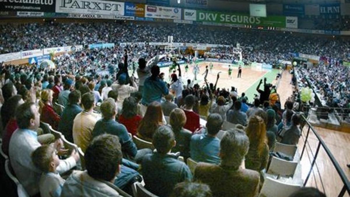 Vista general de las gradas del Olímpic de Badalona, en un partido europeo del Joventut.