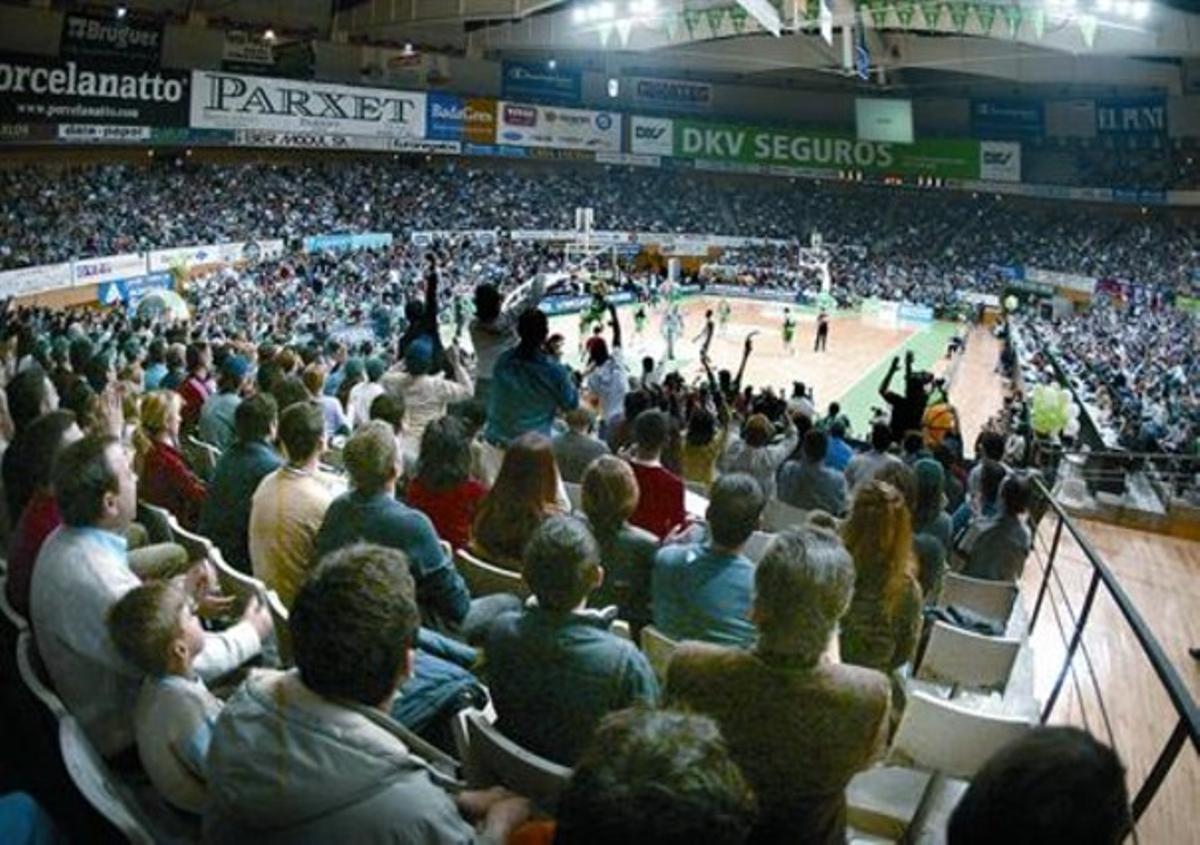 Vista general de les grades de l’Olímpic de Badalona, en un partit europeu del Joventut.