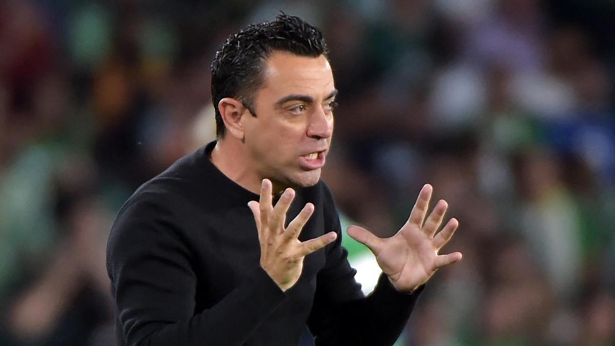 Xavi da instrucciones en un partido en el Camp Nou.