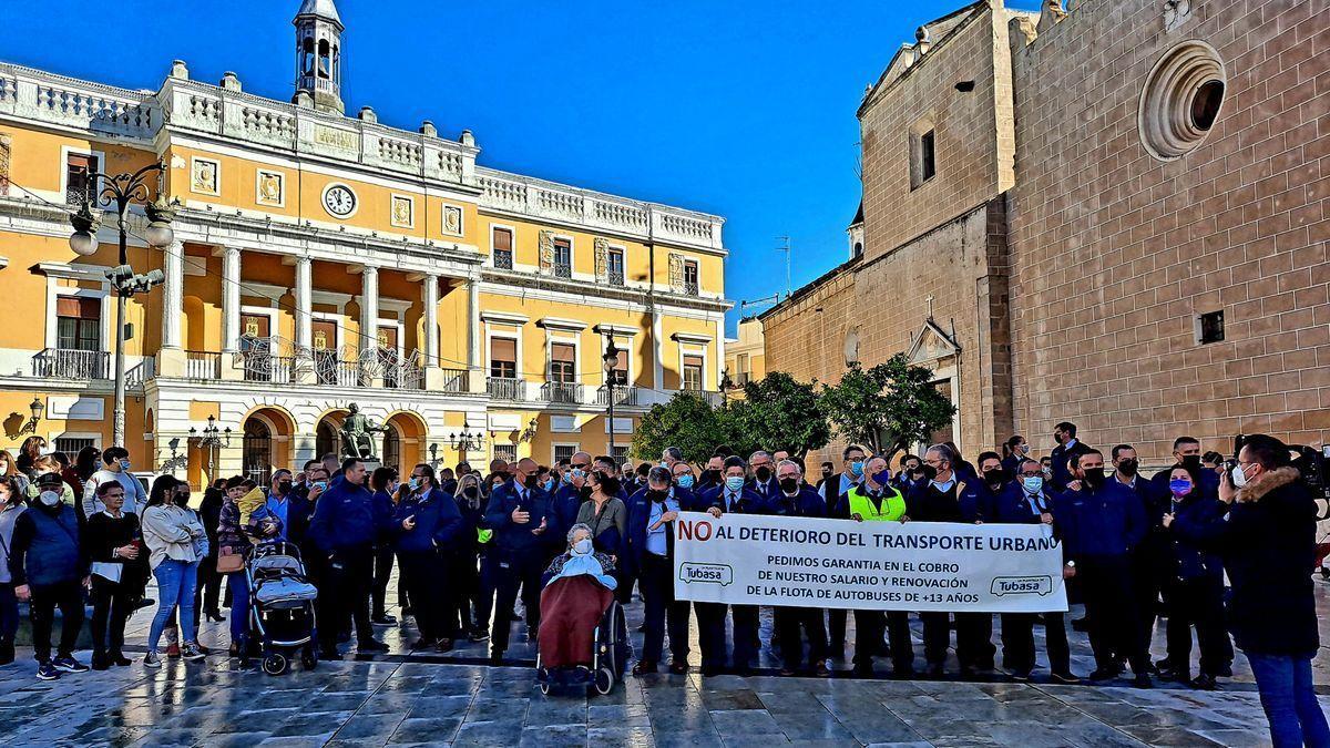 Los trabajadores protestas a las puertas del ayuntamiento en una imagen de archivo