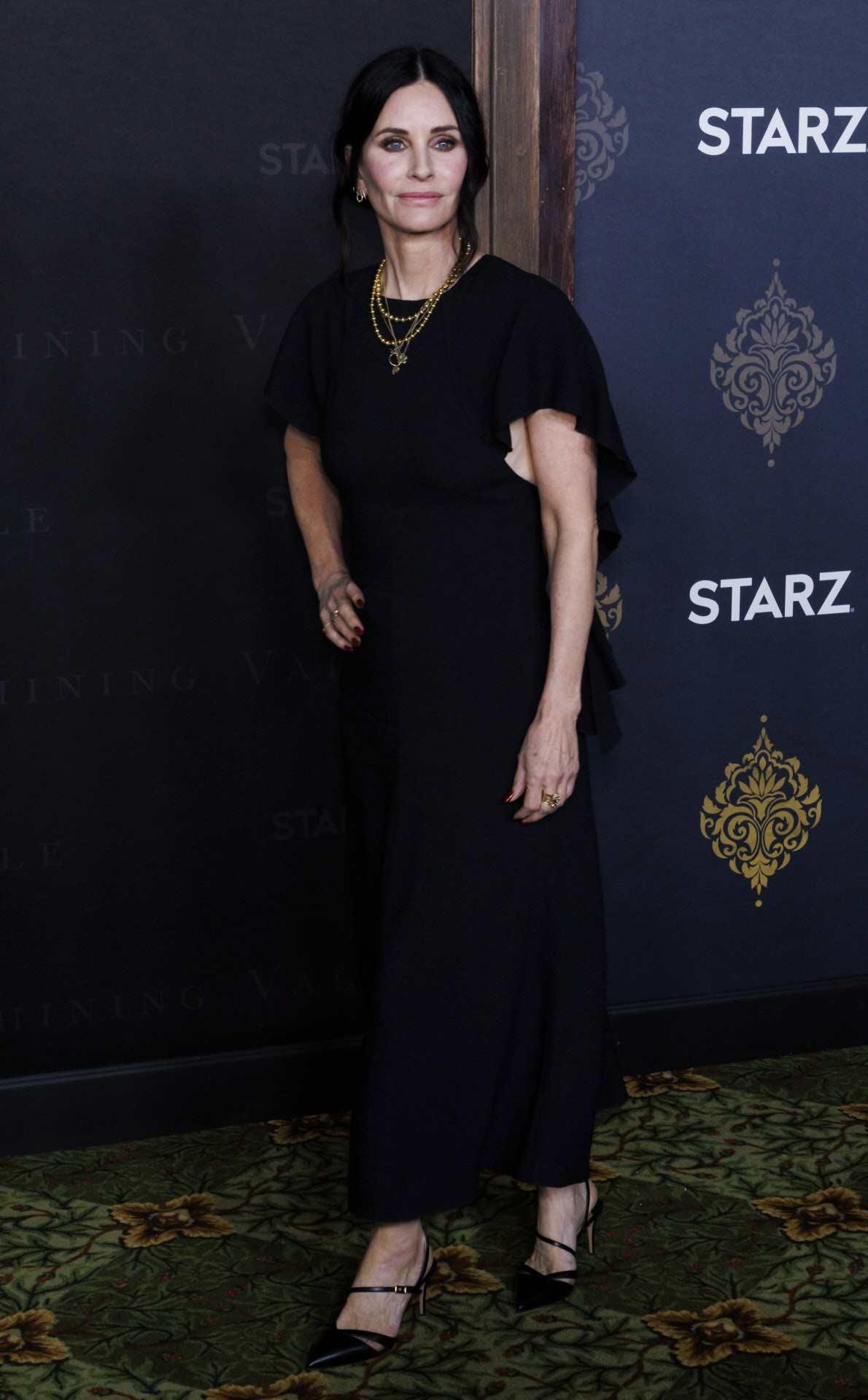 Courteney Cox, con vestido negro en la premiere de 'Shining Vale'