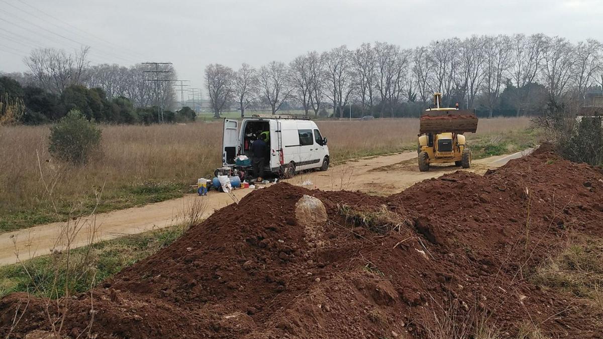 Els operaris ahir al matí als terrenys on estan instal·lant l’antena. | CONXI MOLONS